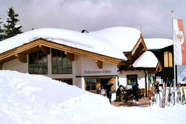 Hahnenkammstüberl mit Schnee bedeckt