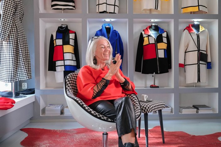 Frau sitzt im Geschäft