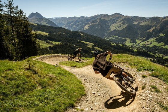 Jungs am Kirchberg Trail mit dem Großen Rettenstein im Hintergrund Jungs am Kirchberg Trail mit dem Großen Rettenstein im Hintergrund