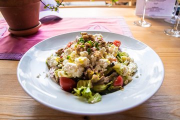 Frischkäse mit knackigem Blattsalat