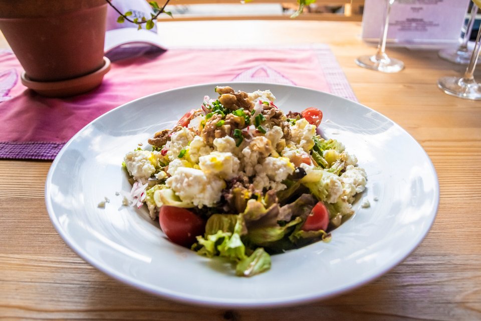Frischkäse mit knackigem Blattsalat