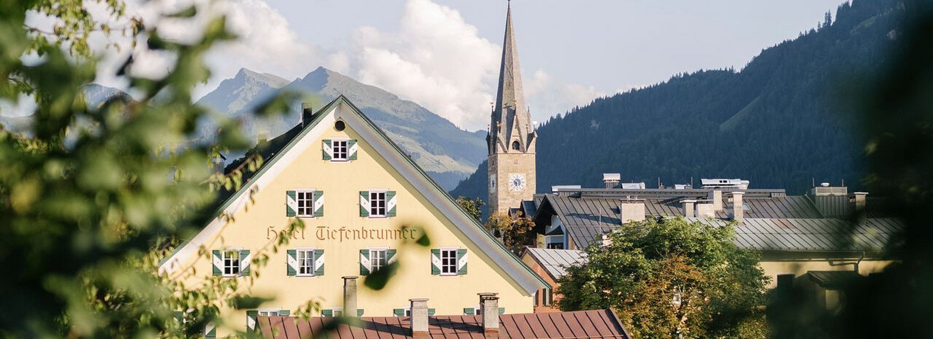 ein Haus aus einem Wald heraus fotografiert 