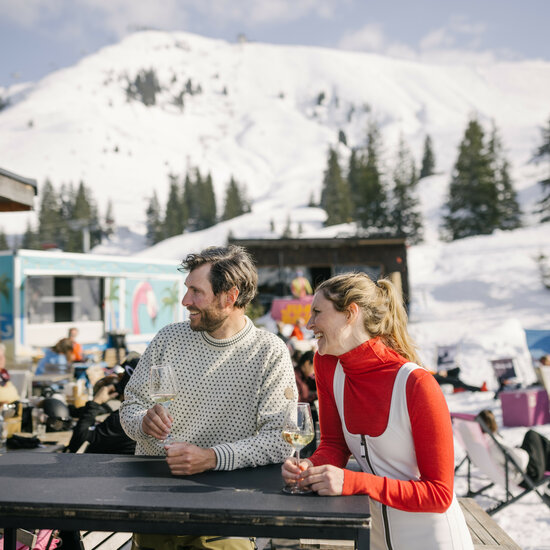 Winter Skifahren Paar geniueßt den Winterurlaub in Tirol