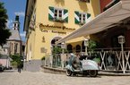 Alte Vespa vor Restaurant