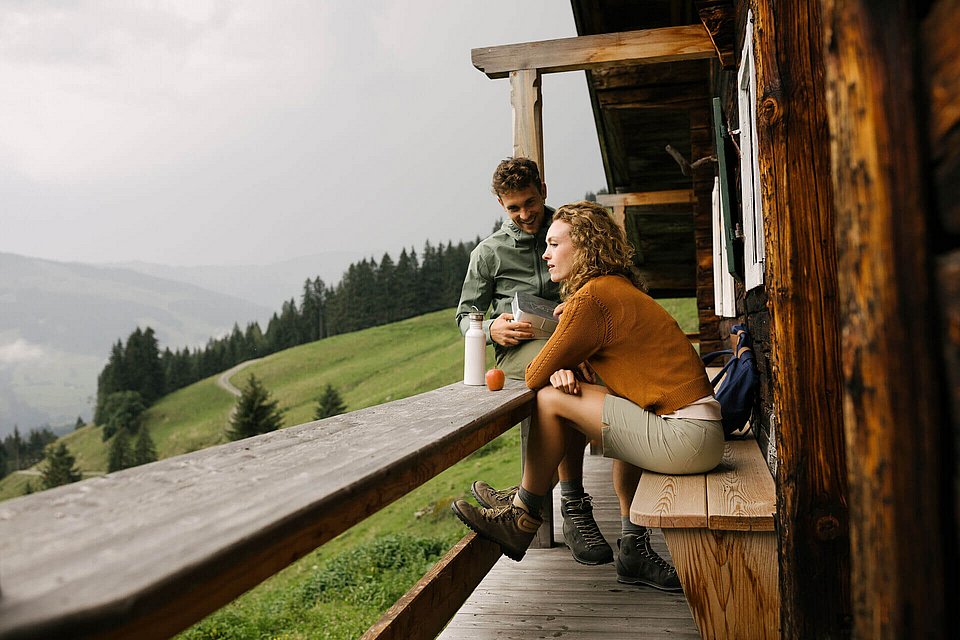 Wanderer bei Berghütte