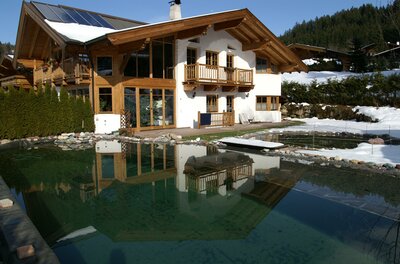 Ferienwohnung Kohlhofen Alpines Holzhaus mit Solaranlage und Schwimmteich im Winter.
