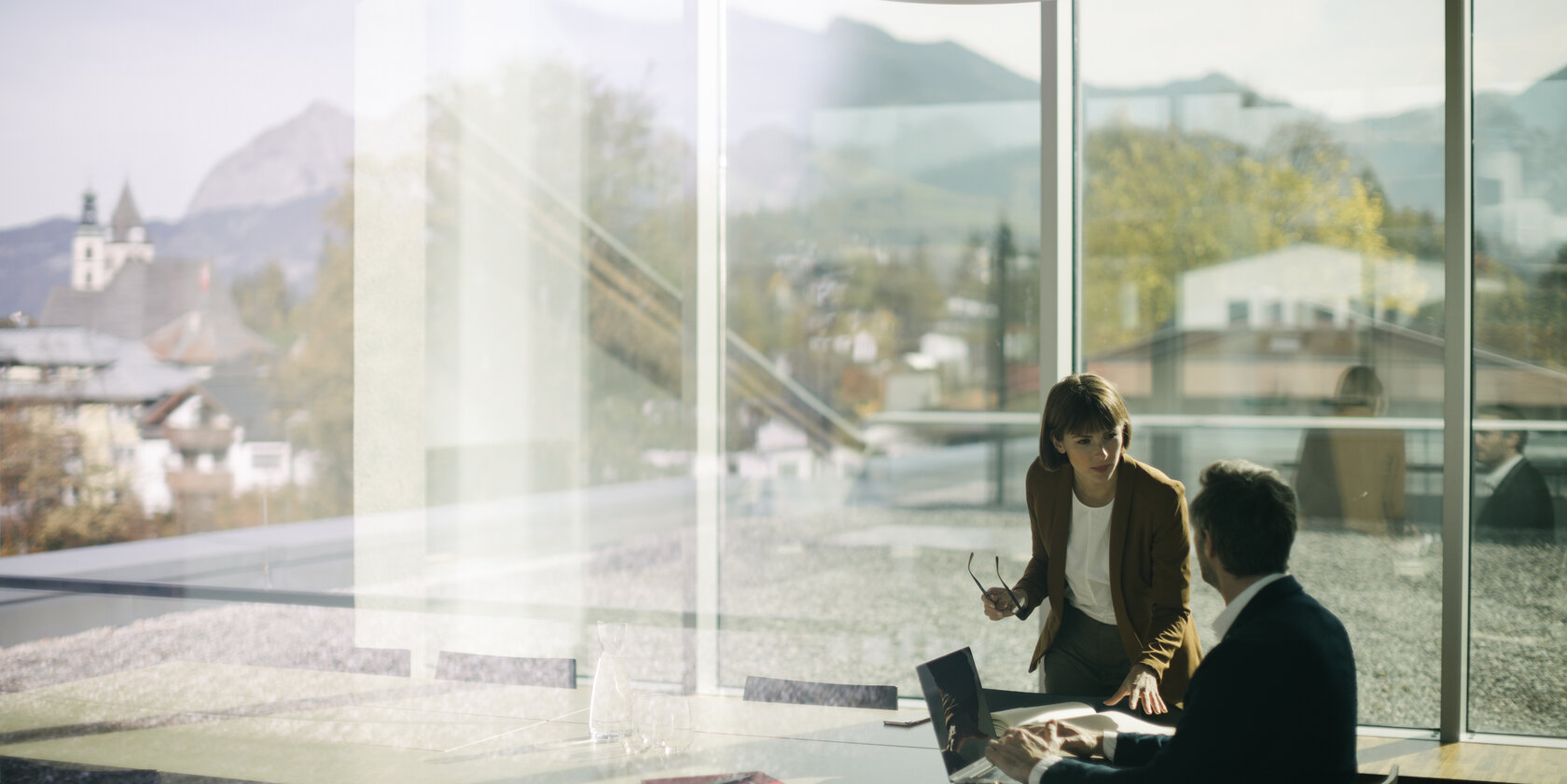 Meeting at a table with a view of Kitzbühel