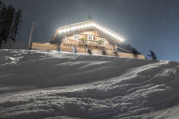 Berghütte bei Nacht