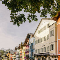 Stadtaufnahmen der Innenstadt von Kitzbühel im Herbst