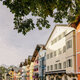 Stadtaufnahmen der Innenstadt von Kitzbühel im Herbst
