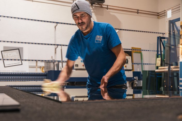 Ein Mann in einer Glaserei