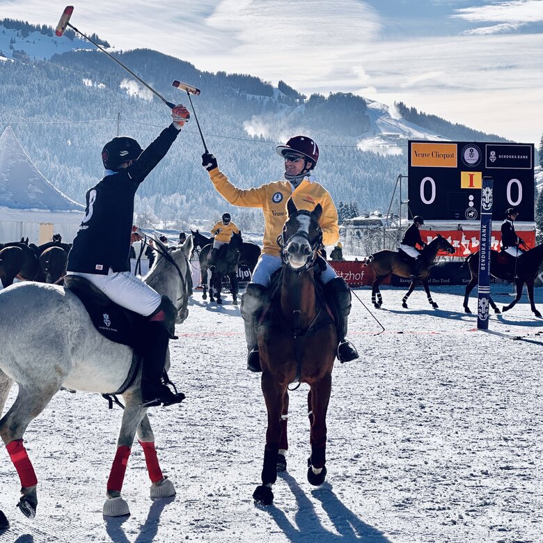 zwei Polo Spieler auf dem Pferd