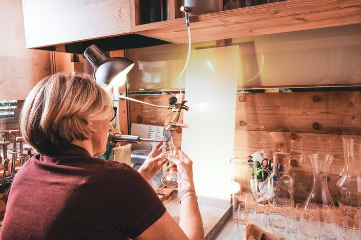 Josy in der Gravurwerkstatt