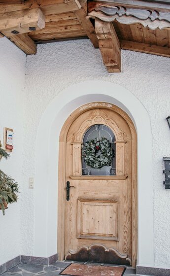 Haus Gantschnigg Aussenansicht Tür Winter