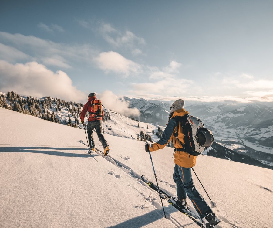 Paar bei der Skitour auf die Bichlalm