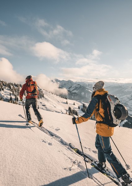 Paar bei der Skitour auf die Bichlalm