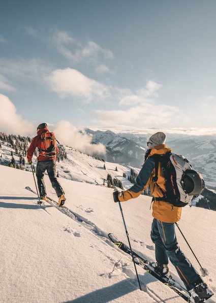 Ein Paar bei der Skitour auf der Bichlalm