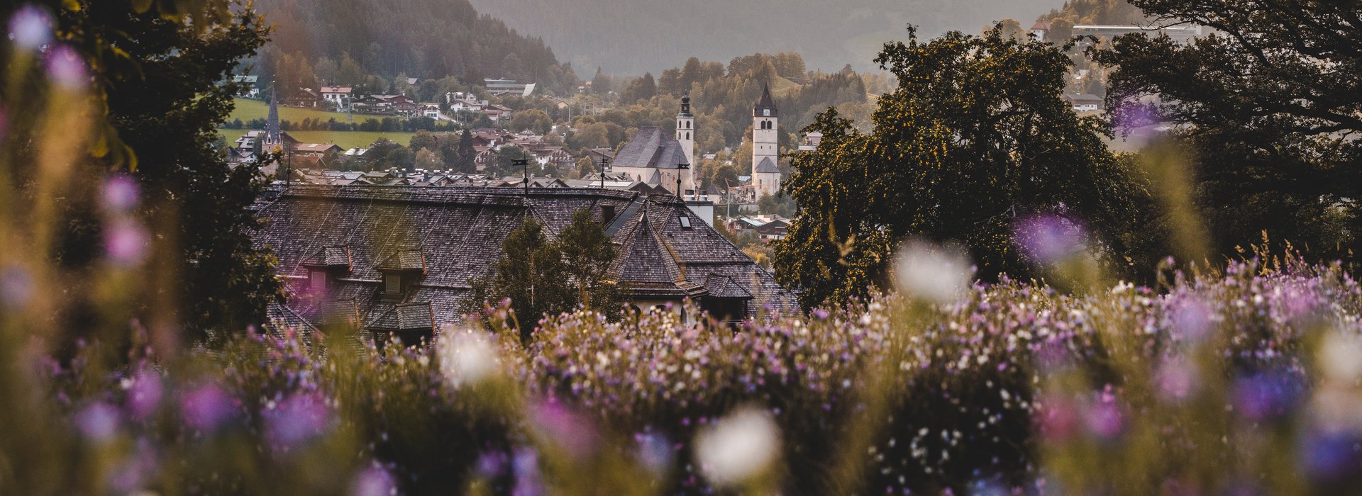 Landschaft mit Blick auf die Kirche in Kitzbühel