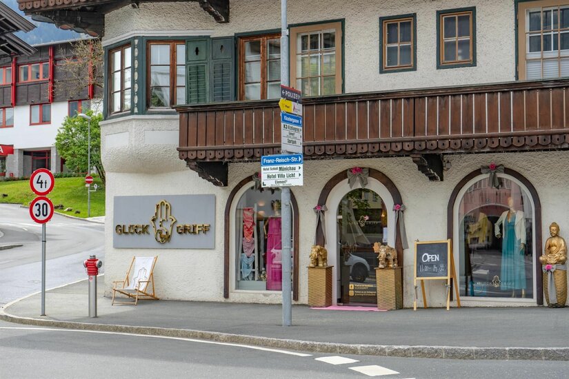 Boutique Glücksgriff Boutique Glücksgriff in einem traditionellen Gebäude mit Holzfassade und Schaufenstern an einer Straße.