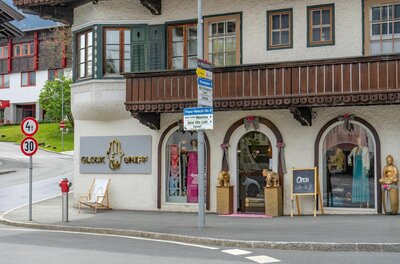 Boutique Glücksgriff in einem traditionellen Gebäude mit Holzfassade und Schaufenstern an einer Straße.