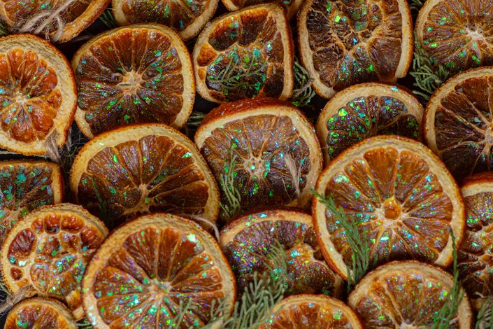 Getrocknete Orangen mit Glitter als Weihnchtsdekoration