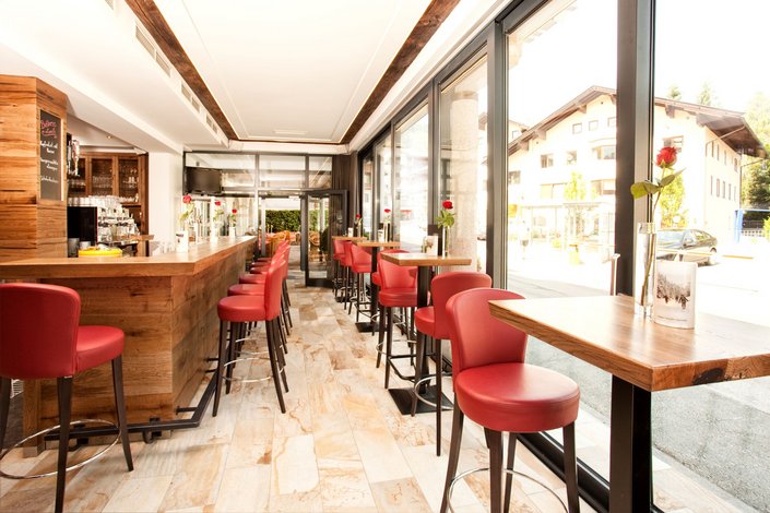 Hotel Reisch Bar rote Sessel