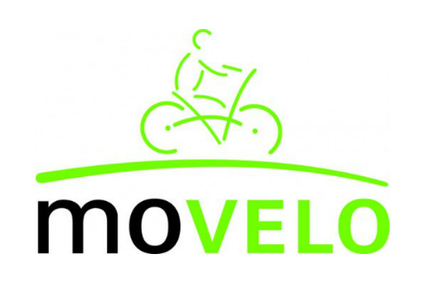 Grünes Logo mit stilisierter Person auf einem Fahrrad über dem Schriftzug movelo.
