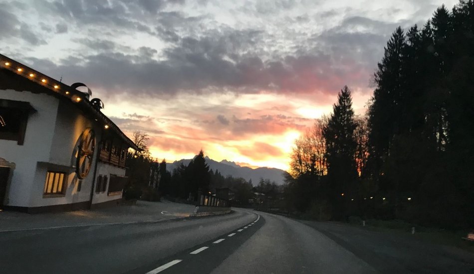 Landstraße bei Sonnenuntergang
