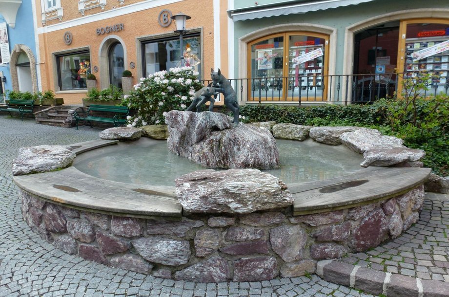 Brunnen-mit-spielenden-Gemsen.jpg