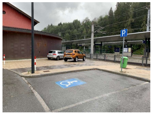 Behindertenparkplatz-BB-Hauptbahnhof-Kitzbuehel.png