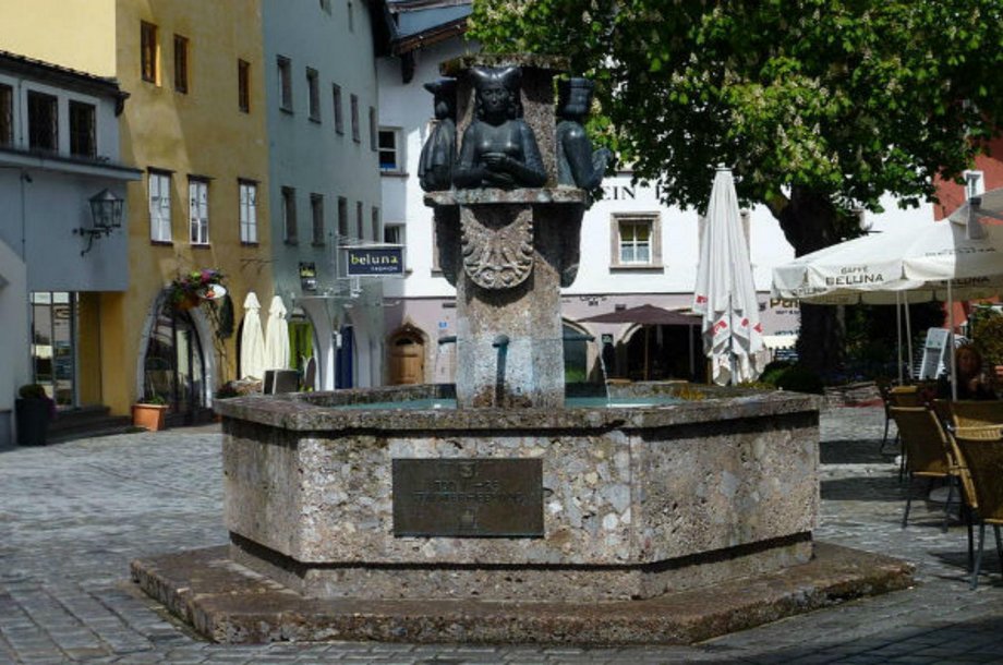 Stadtbrunnen-Kitzbuehel.jpg
