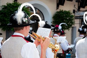DIe Kitzbüheler Stadtmusik organisiert jedes Jahr den Jahrmarkt am ersten Samstag im August © alpinguin