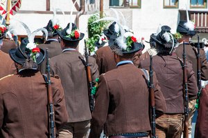 Mit festlich geschmückten Hüten marschieren die Schützen © alpinguin