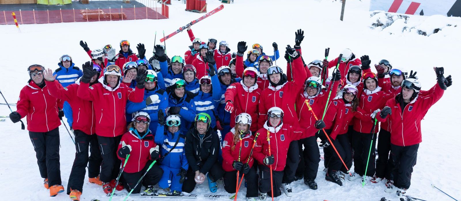 [Translate to EN:] Das Team der Skischule 