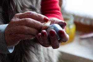 Nach dem Abspülen mit einer Speckschwarte einreiben © alpinguin