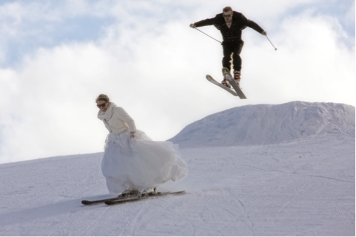 Ski & Traualtar: Kein Widerspruch bei einer Winter-Hochzeit in Kitzbühel. Bild: Martin Rumberger