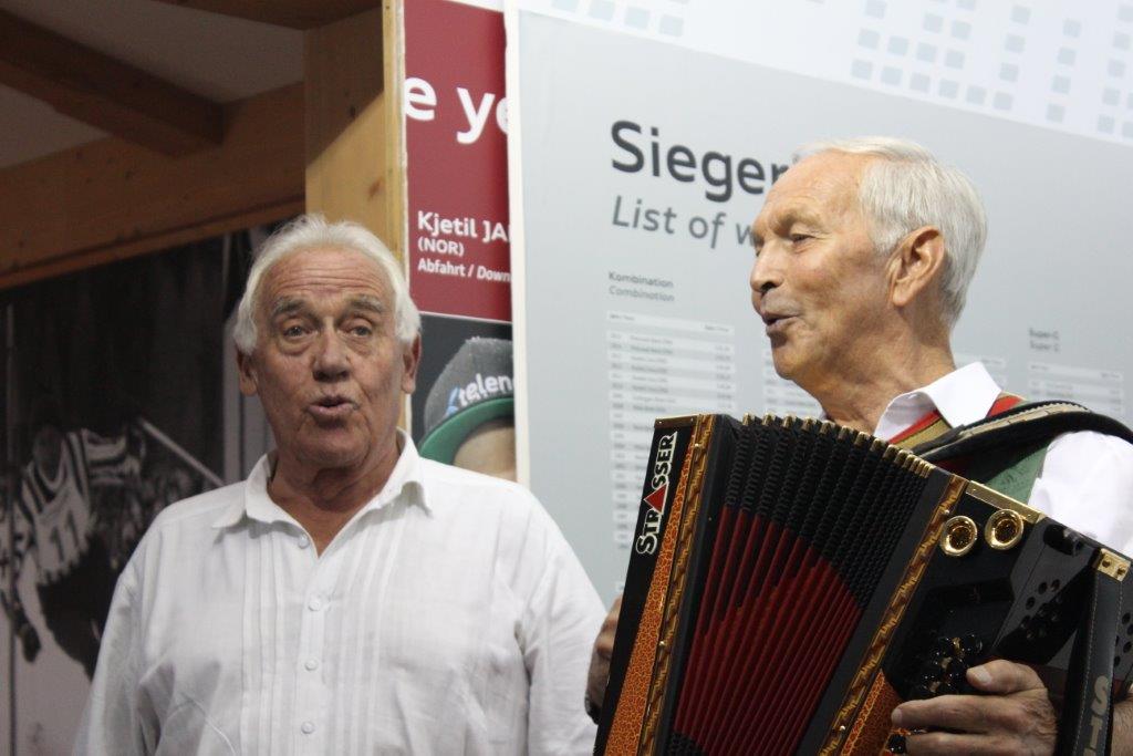Ernst Hinterseer und Leo singen gemeinsam. 