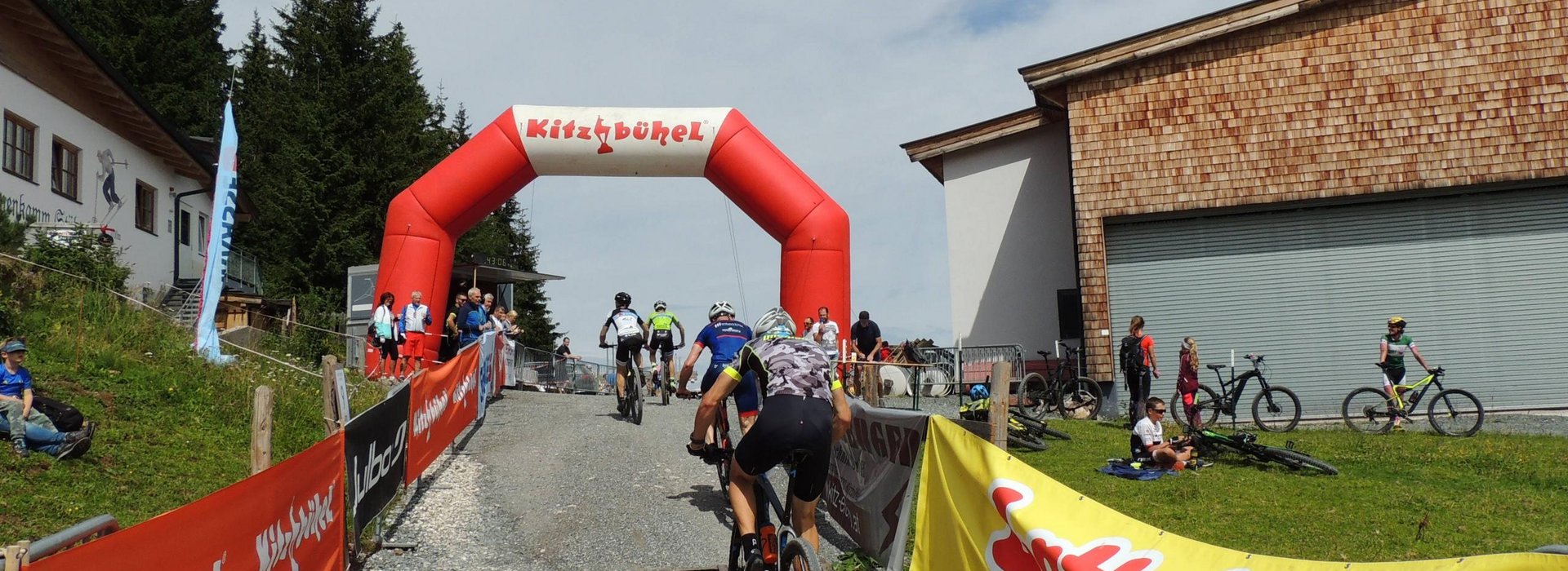 Mountainbike Rennen Hahnenkamm Zieleinfahrt 